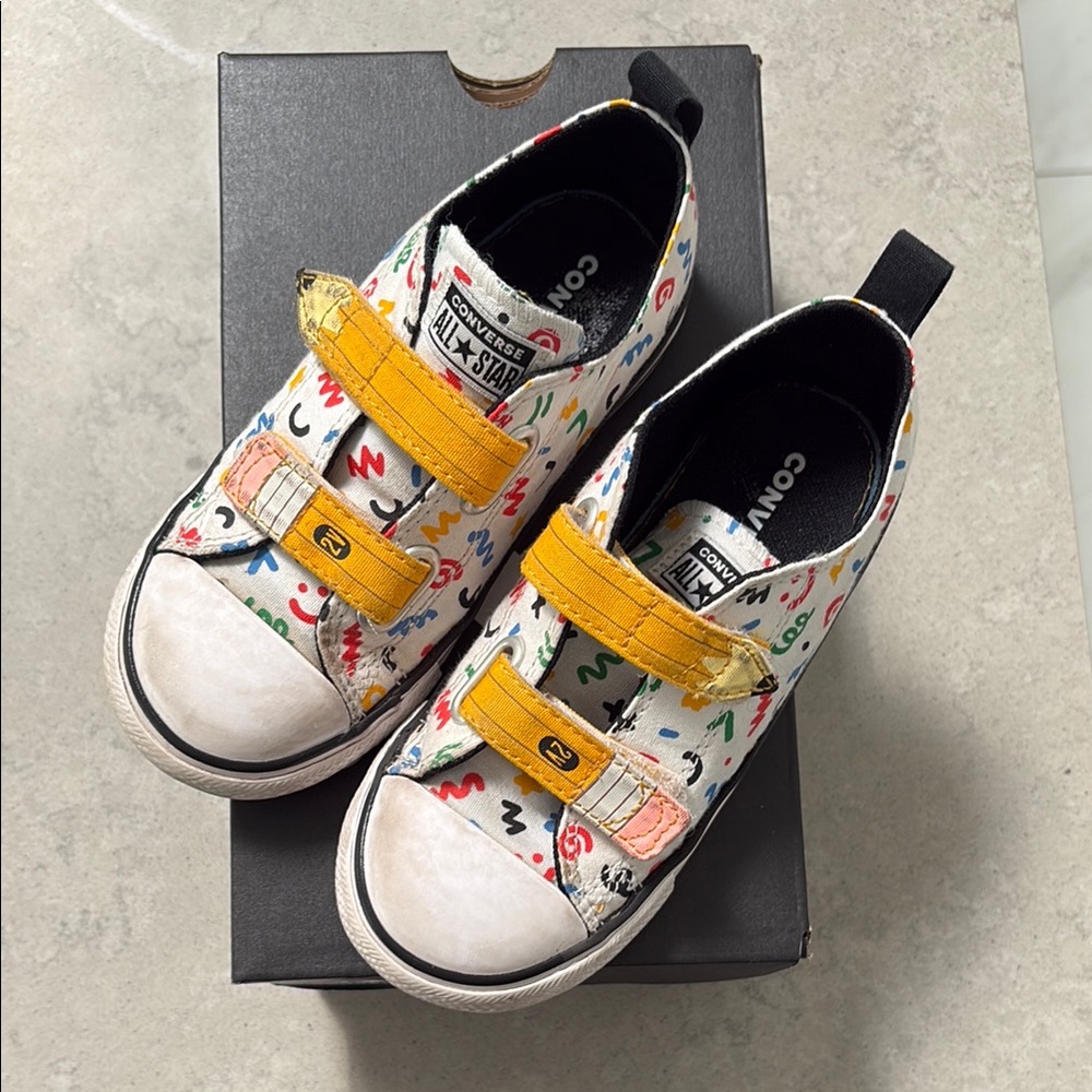 Converse Yellow Sneakers Vibrant Design Low-Top
